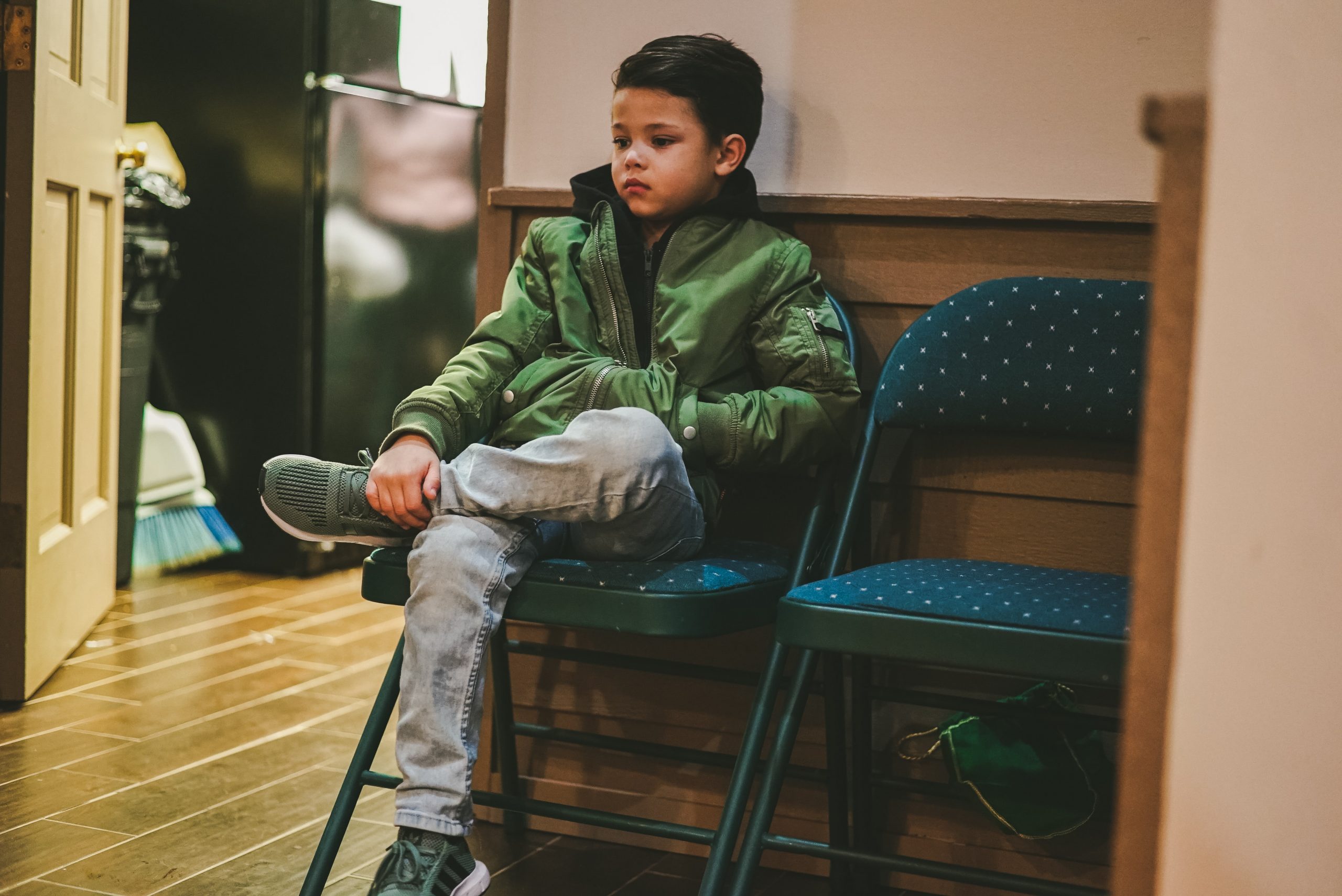 Мальчик в носочках. Зеленый мальчик. Мальчик в зелёном костюме сидит. Зеленый пиджак для мальчика.